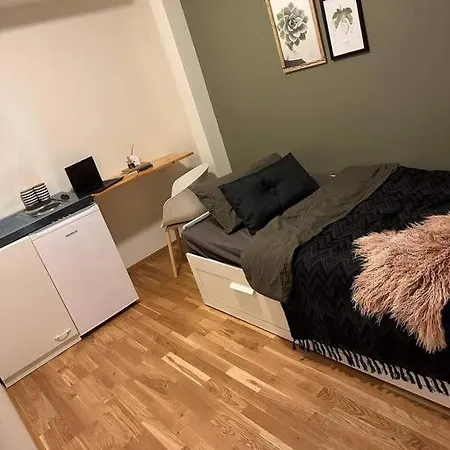 شقة Hybel Naer Flyplass Og Kort Vei Til Sentrum